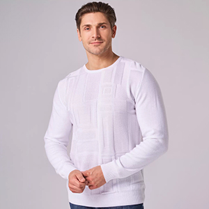 Белый вязаный свитер с геометрическим узором
